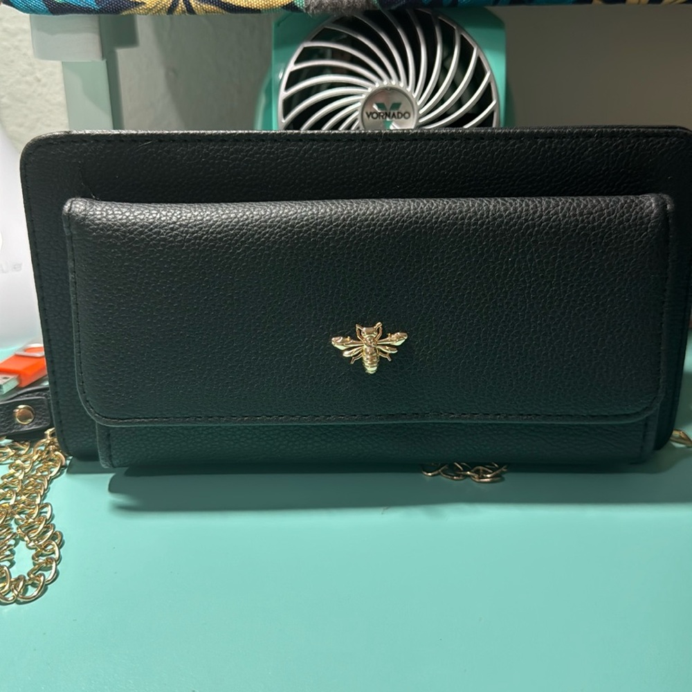 Black purse with partial chain strap. Lots of pockets and compartments.